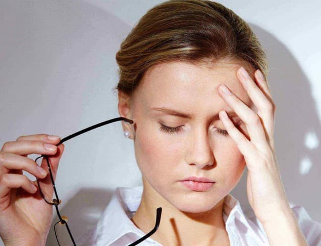 Đột quỵ tuyến yên có thể gây ra đau đầu và lan tới cả hai hốc mắt, sụp mí,....