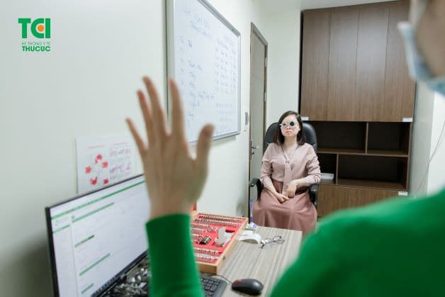 Quy trình đo kính cận cần được thực hiện bởi các chuyên gia kính cận