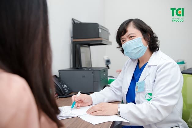 Tham khảo ý kiến bác sĩ, tuân thủ chỉ định y tế là cần thiết khi sốt xuất huyết bị rong kinh kéo dài.