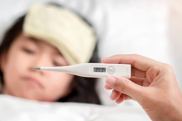 Nhận biết sốt virus ở trẻ nhỏ thông qua các triệu chứng sốt cao, đau người, phát ban...