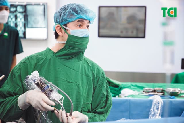 Lấy sạch 4 viên sỏi thận kích thước lớn trong 1 lần tán sỏi qua da