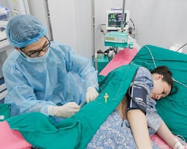 Đối với người lớn, vị trí thông thường để tiêm là giữa các đốt sống L3-L4 hoặc L4-L5.