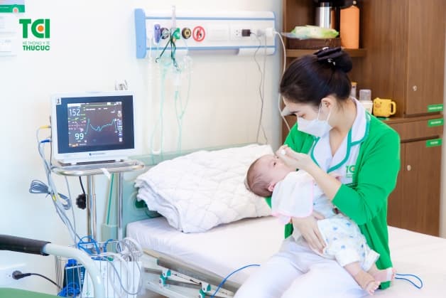 trẻ bị cảm lạnh có biểu hiện gì