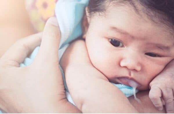 trẻ bị cảm lạnh nôn trớ