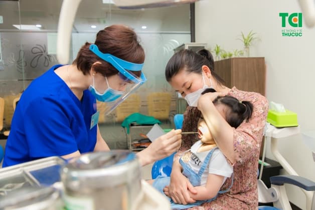 trẻ bị cảm lạnh nôn trớ