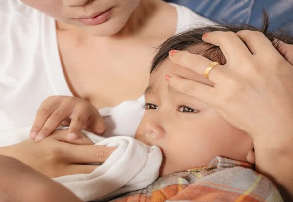 trẻ bị cảm lạnh nôn trớ