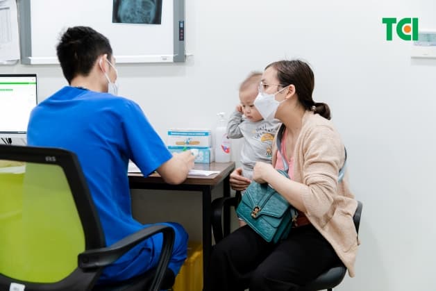 trẻ bị chân tay miệng uống thuốc gì