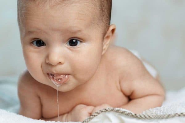 Tình trạng trào ngược dạ dày là vấn đề thường gặp ở trẻ nhỏ, đặc biệt là trẻ sơ sinh