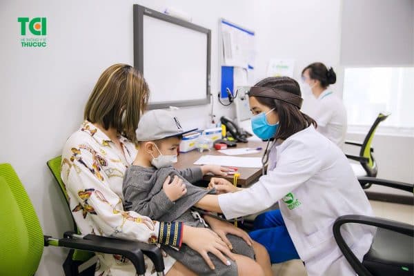 Trẻ bị trào ngược dạ dày cần được thăm khám sớm và điều trị kịp thời với phác đồ phù hợp