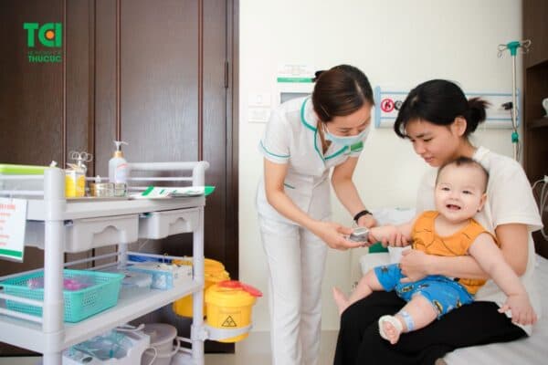 Cha mẹ nên đưa bé đi khám sớm và tuân thủ phác đồ điều trị của bác sĩ