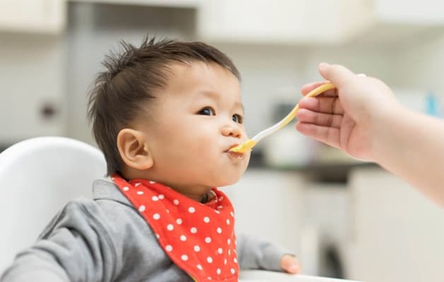 Mớm đồ ăn cho trẻ có thể vô tình làm lây lan vi khuẩn HP theo đường miệng