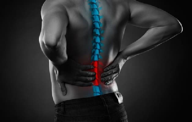 Bệnh nhân thường có các triệu chứng như đau, cứng cột sống