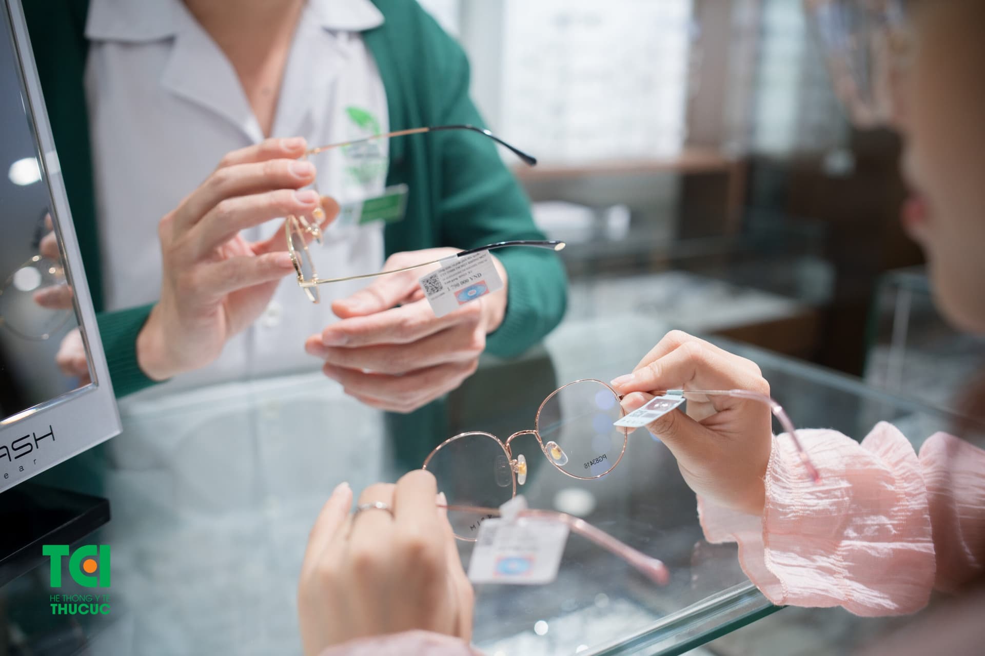 Trong trường hợp xước nặng hoặc không thể sửa chữa, việc thay thế tròng kính mới là một giải pháp tốt