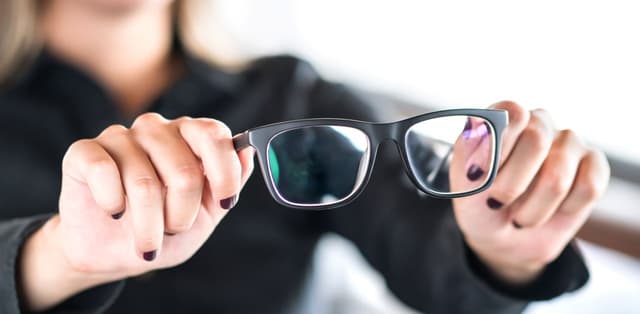 Tròng kính cận có mấy loại? Công dụng của mỗi loại?