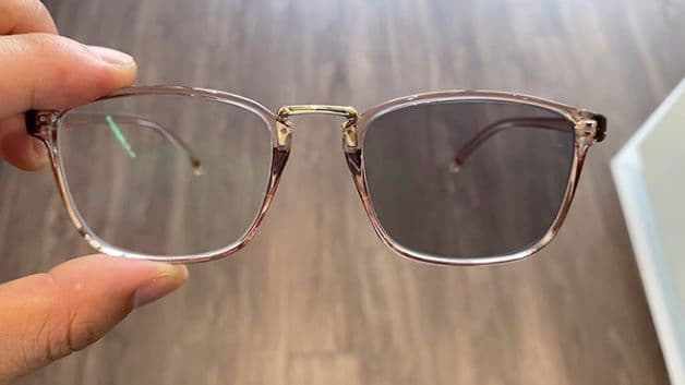 Sử dụng tròng kính cận đổi màu đem lại sự thuận tiện cho người sử dụng khi di chuyển từ môi trường trong nhà ra ngoài trời