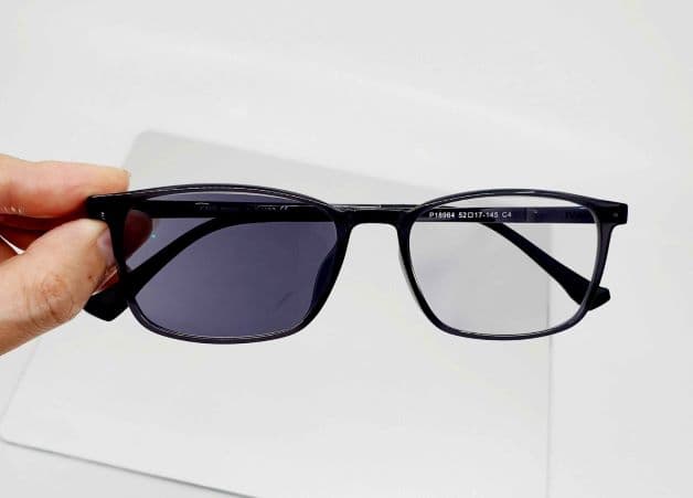 Tròng kính cận sẽ tự động chuyển màu khi tiếp xúc với ánh nắng mặt trời