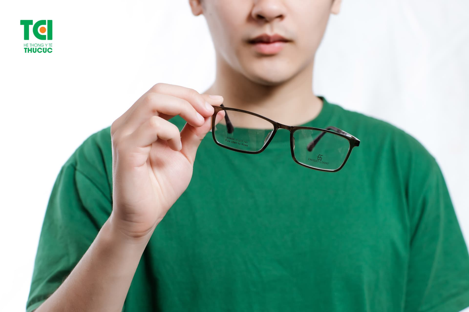 tròng kính cận làm bằng gì, loại nào tốt