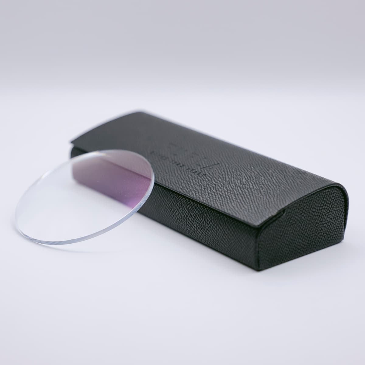 tròng kính cận làm bằng gì