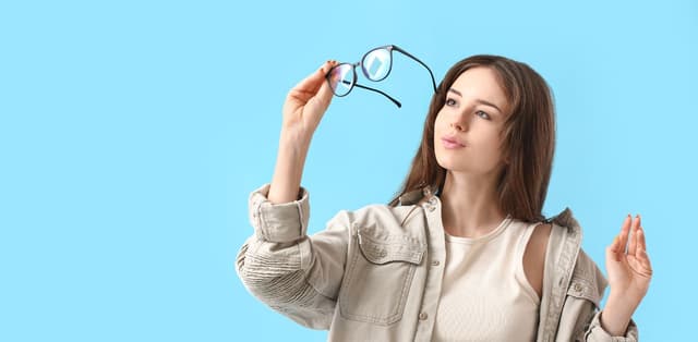 Tròng kính cận làm bằng gì? Loại nào chất lượng tốt?