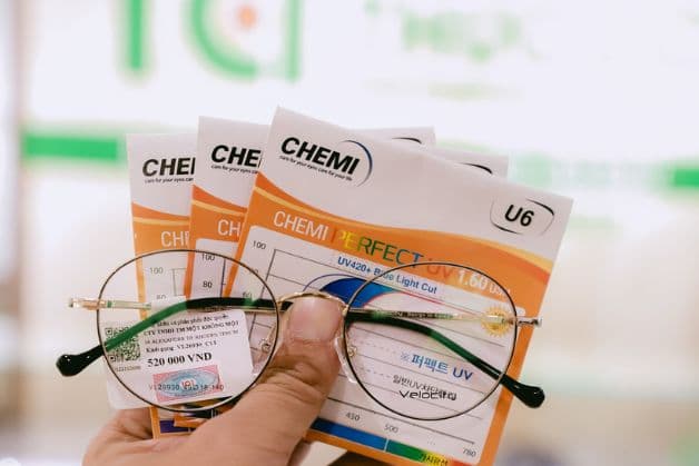 tìm hiểm về tròng kính cận plastic