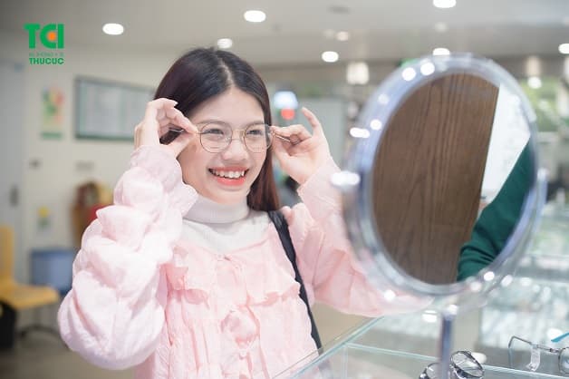 Tròng kính chống ánh sáng xanh mang tính thẩm mỹ và phong cách khi sử dụng