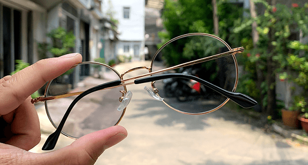 Tròng kính đổi màu chống tia UV khi không tiếp xúc với ánh sáng sẽ trở lại trạng thái trong suốt
