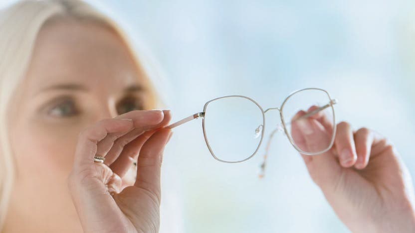 Tròng kính đổi màu thường được trang bị lớp phủ chống tia UV