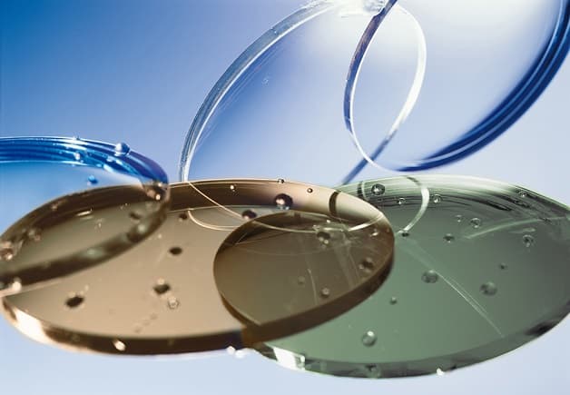 Khi tiếp xúc với hơi nước, bề mặt tròng kính bị bám đọng các giọt nước, gây làm mờ giảm độ rõ nét