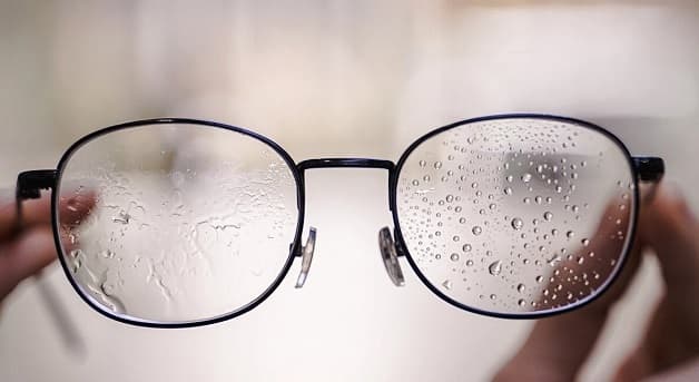 Tròng kính chống bám hơi nước có khả năng chống mờ khi tiếp xúc với nước, môi trường ẩm ướt