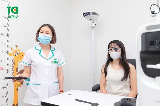 Tư vấn với bác sĩ mắt để được hỗ trợ trong việc lựa chọn loại tròng kính không trầy phù hợp