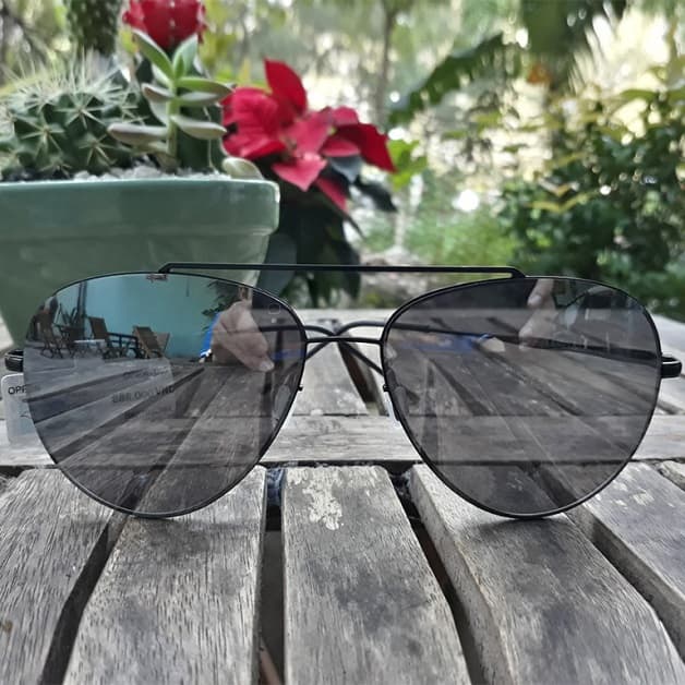 Mắt kính tráng gương có khả năng chống chói và bảo vệ mắt mà còn tạo phong cách và độc đáo 