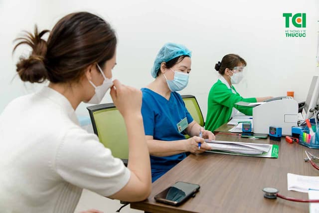 Bị u nang buồng trứng phẫu thuật khi nào? 