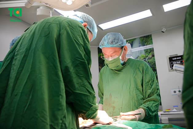 Phẫu thuật sẽ giúp chị em loại bỏ được những khối u xơ tử cung có kích thước lớn và nguy cơ biến chứng cao