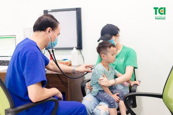 Đưa trẻ đi khám sức khỏe thường xuyên để kiểm soát và phát hiện sớm bệnh lý, giúp điều trị kịp thời để ngăn ngừa biến chứng