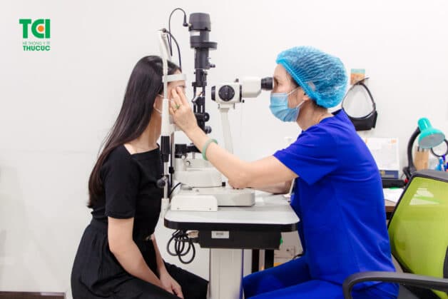 Thăm khám định kỳ với chuyên gia nhãn khoa, phát hiện sớm các bệnh lý nhãn khoa khác phát sinh kèm VVMST.