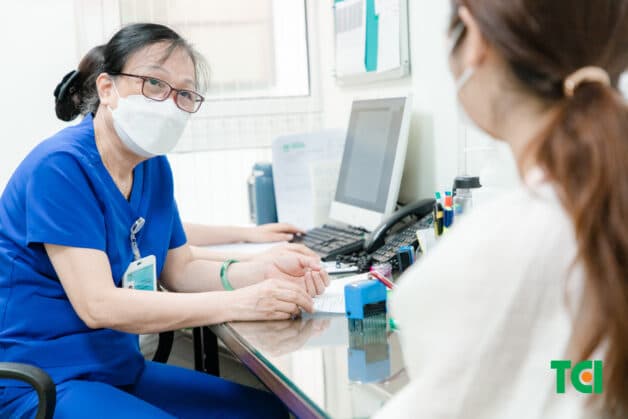 Chữa bệnh mất ngủ cần theo hướng dẫn bác sĩ.