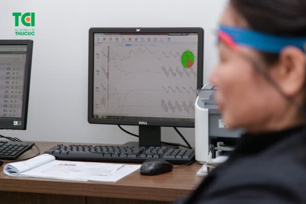 Điện tâm đồ giúp theo dõi nhịp điệu của tim.