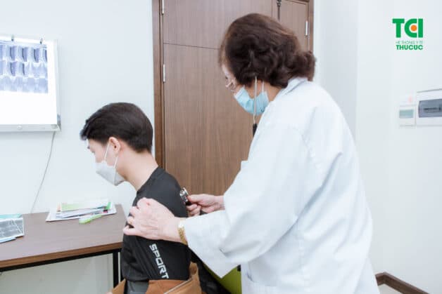 Để điều trị thoái hóa khớp vai qua thăm khám