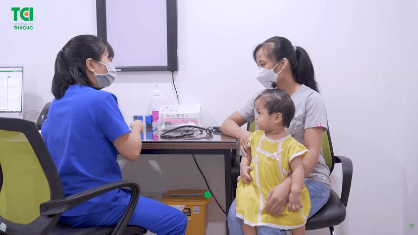 Sữa cùng mẹ đi tái khám viêm phổi tại Thu Cúc TCI