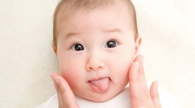 trẻ bị lác mắt