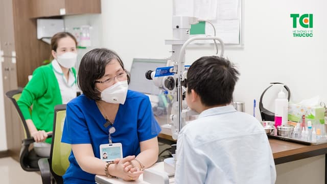 Bé bị lác mắt: Dấu hiệu và cách chẩn đoán