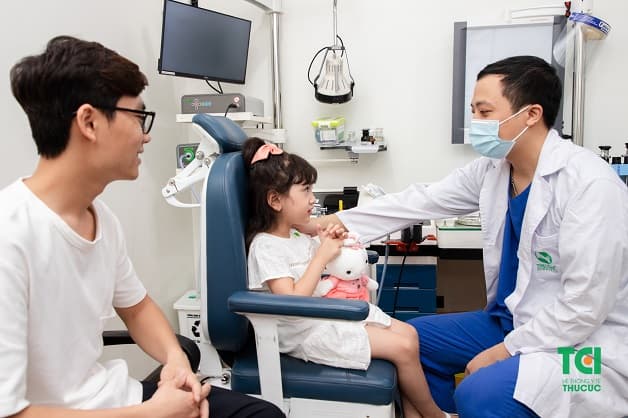  bé nhét dị vật vào mũi