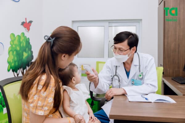 Trẻ mắc cúm mùa nên được cho đi khám bác sĩ sớm