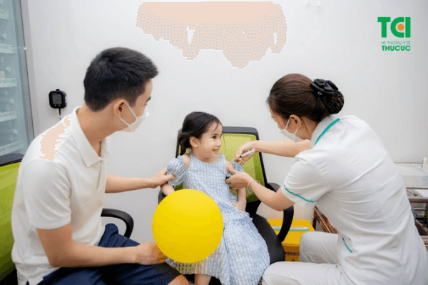 Cho bé đi tiêm vắc xin để tránh bệnh ho gà