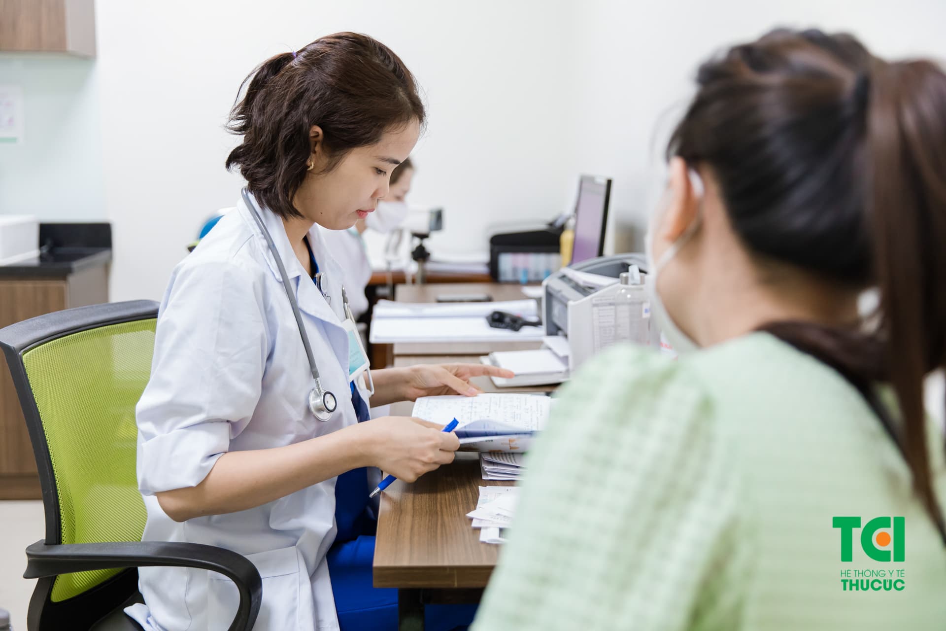 Khi nghi ngờ mắc bệnh tình dục, bạn nên đến bệnh viện kiểm tra sức khỏe với bác sĩ chuyên khoa