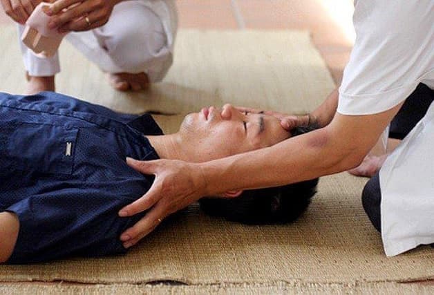 Cách trị tai biến mạch máu não kịp thời là để bệnh nhân nằm nghỉ ngơi, hạn chế di chuyển 