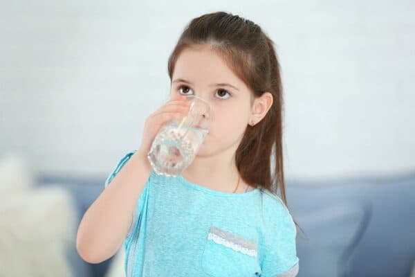 Bù nước là một trong những cách trị táo bón ở trẻ em rất hiệu quả