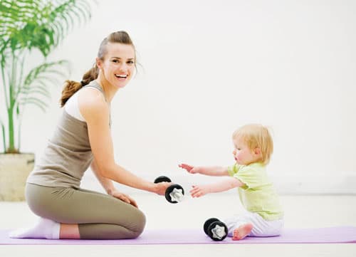 Mẹ cùng bé luyện tập vận động mỗi ngày