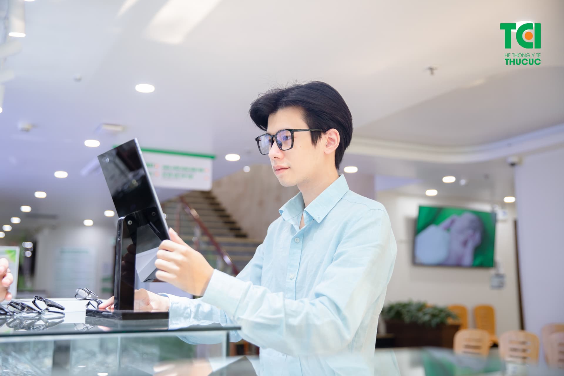 Sử dụng kính cận gọng là phương pháp điều trị phổ biến cho cận thị 6 diop