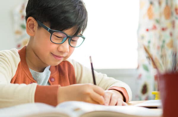 Cận thị có nguyên nhân từ đâu?